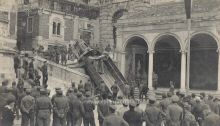 Cartolina d'epoca: piazza Vittorio Emanuele. Camion austiaco precipitato dalla salita al castello. 5 maggio 1918